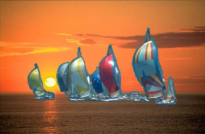Die Yachten auf das Sonnenuntergangsbild