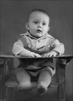 una foto en blanco y negro de un niño