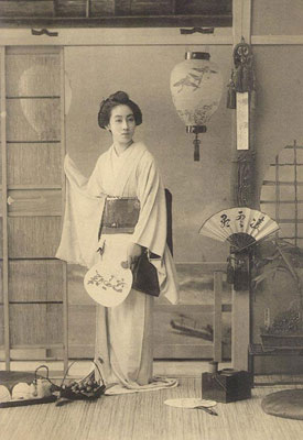 eine alte japanische Postkarte mit einer Geisha
