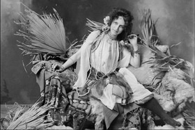 Черно-белая открытка с изображением актрисы