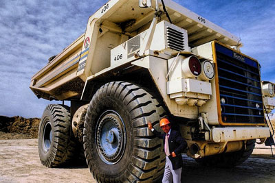 Фотография строителя на фоне грузового автомобиля после обработки  AKVIS Enhancer