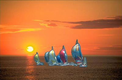 Yachten in das Sonnenuntergangsbild