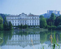 fotografia com castelo e lago