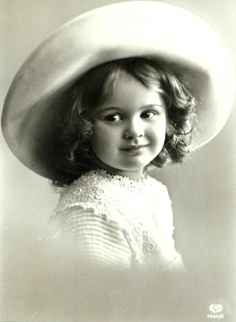 une photo en noir et blanc d'une fille