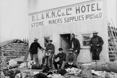 Черно-белая групповая фотография золотоискателей