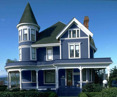 Стены дома перекрашены в синий цвет