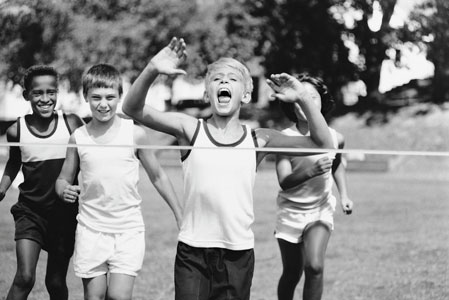 das schwarz-weiße Foto mit jungen Sportlern
