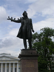 La photo sous-exposé du monument de Pushkin