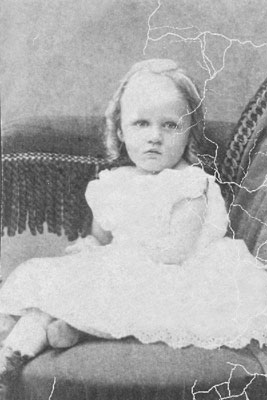Foto di una bambina in bianco e nero
