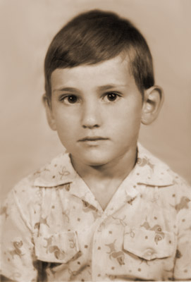 La photo du garçon en teintes de sépia